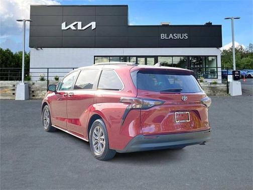2023 Toyota Sienna XLE 8 Passenger