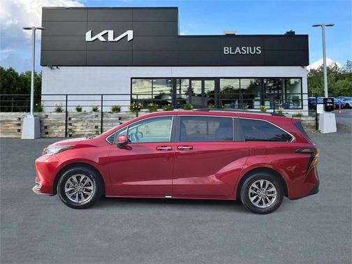 2023 Toyota Sienna XLE 8 Passenger