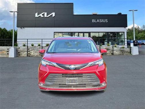 2023 Toyota Sienna XLE 8 Passenger