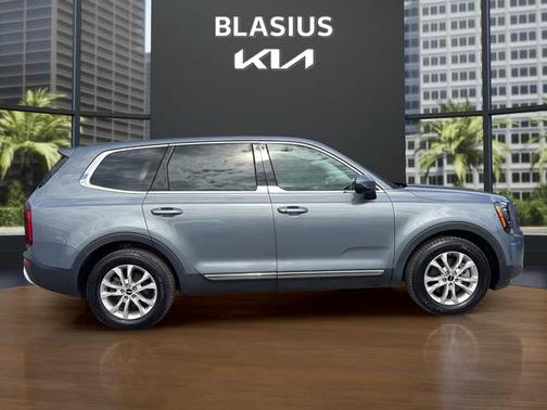 Everlasting Silver 2022 Kia Telluride LX