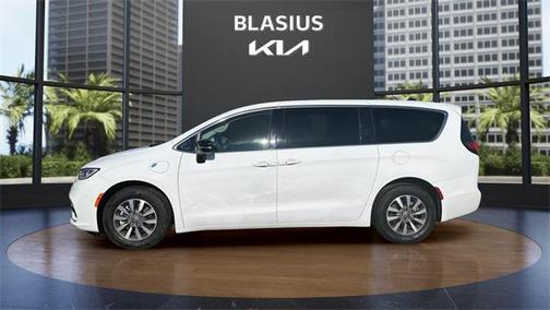 2024 Chrysler Pacifica Hybrid Select