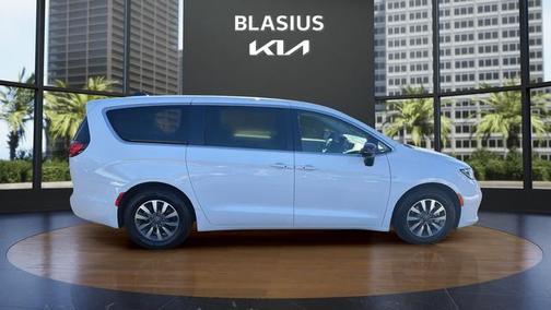 2024 Chrysler Pacifica Hybrid Select