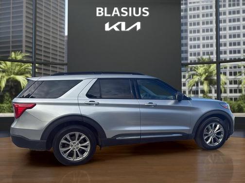 Iconic Silver Metallic 2021 Ford Explorer XLT