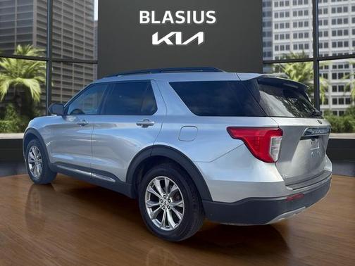 Iconic Silver Metallic 2021 Ford Explorer XLT