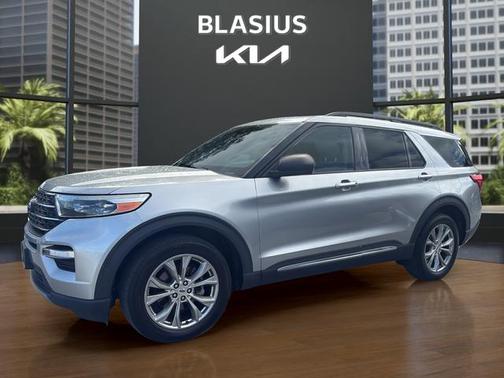 Iconic Silver Metallic 2021 Ford Explorer XLT
