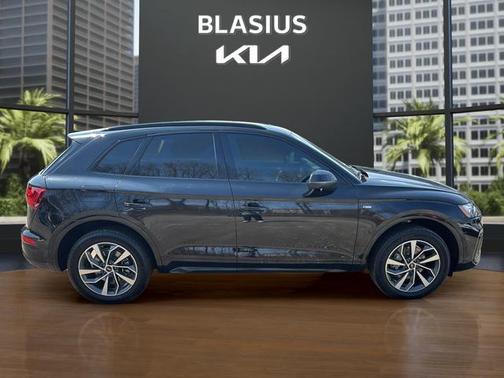 Mythos Black Metallic 2022 Audi Q5 45 S line Prestige