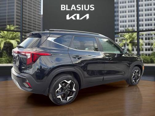Fusion Black 2024 Kia Seltos EX