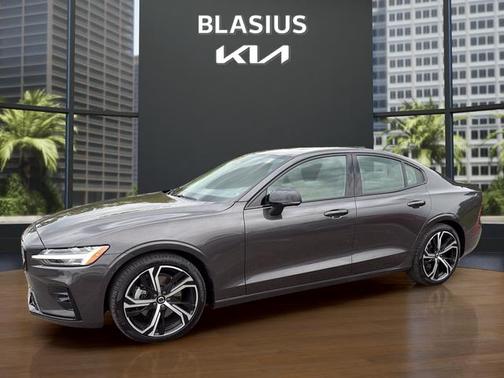 Platinum Gray Metallic 2024 Volvo S60 B5 Plus Dark Theme