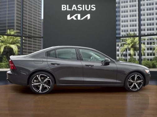 Platinum Gray Metallic 2024 Volvo S60 B5 Plus Dark Theme