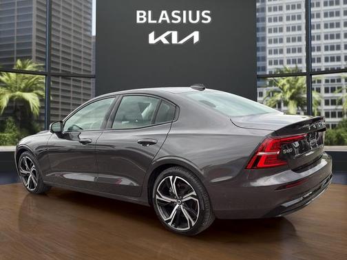 Platinum Gray Metallic 2024 Volvo S60 B5 Plus Dark Theme