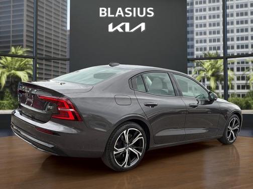 Platinum Gray Metallic 2024 Volvo S60 B5 Plus Dark Theme