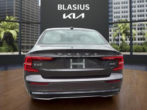 Platinum Gray Metallic 2024 Volvo S60 B5 Plus Dark Theme