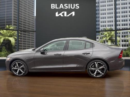 Platinum Gray Metallic 2024 Volvo S60 B5 Plus Dark Theme