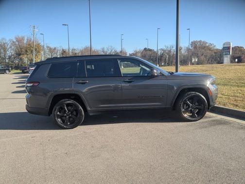 2022 Jeep Grand Cherokee LAREDO