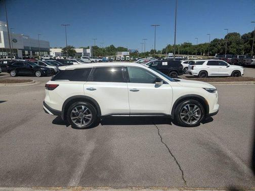 Majestic White 2025 INFINITI QX60 Luxe