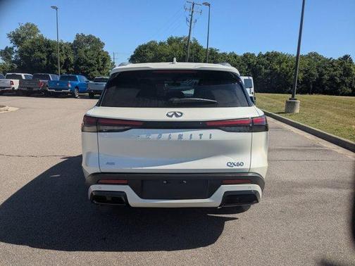 Majestic White 2025 INFINITI QX60 Luxe