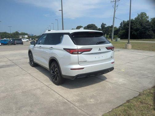 White Diamond Pearl 2024 Mitsubishi Outlander SE Black Edition