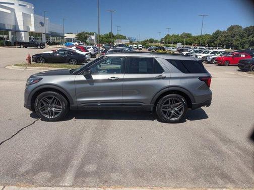 Carbonized Gray Metallic 2025 Ford Explorer ST-Line