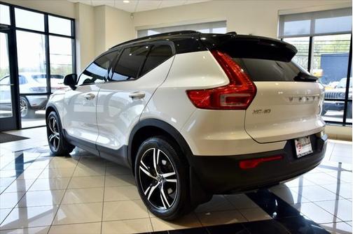 2022 Volvo XC40 T5 R-Design