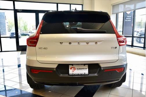2022 Volvo XC40 T5 R-Design