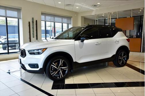 2022 Volvo XC40 T5 R-Design