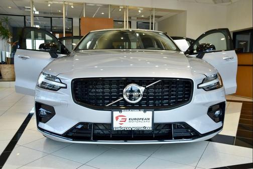 2024 Volvo S60 B5 Plus Dark Theme