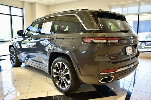 Baltic Gray Metallic Clearcoat 2023 Jeep Grand Cherokee Overland