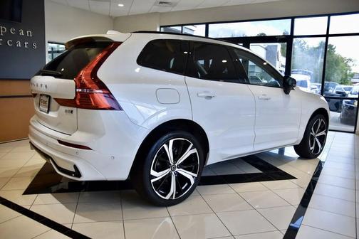 Crystal White Metallic 2024 Volvo XC60 B5 Ultimate Dark Theme