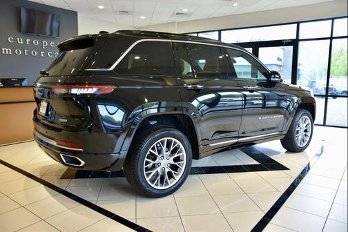 Diamond Black Crystal Pearlcoat 2025 Jeep Grand Cherokee Summit