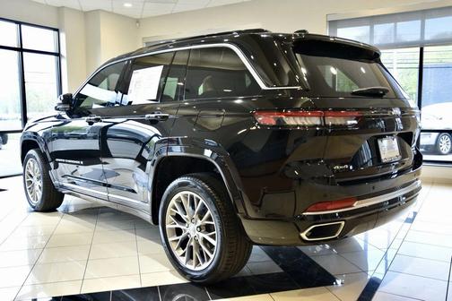 Diamond Black Crystal Pearlcoat 2025 Jeep Grand Cherokee Summit