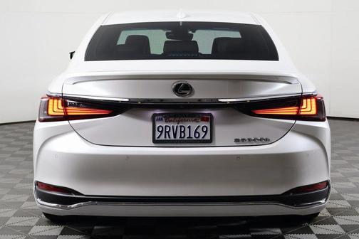 2025 Lexus ES 300h Premium