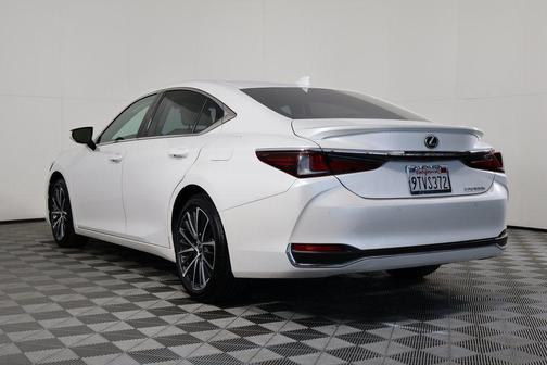 2025 Lexus ES 300h Premium