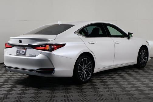 2025 Lexus ES 300h Base