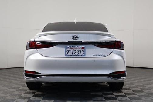 2025 Lexus ES 300h Premium