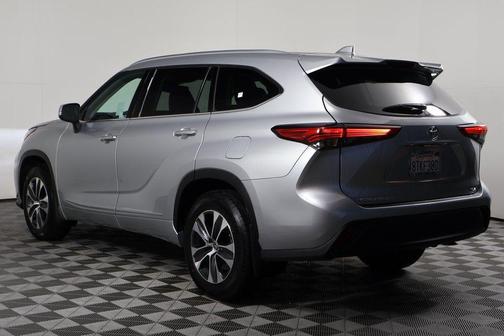 Celestial Silver Metallic 2021 Toyota Highlander XLE