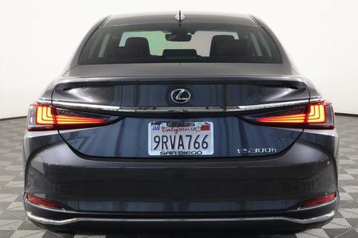 2025 Lexus ES 300h Premium