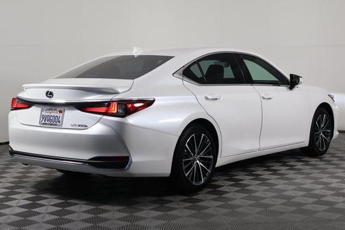 Eminent White Pearl 2025 Lexus ES 300h Premium