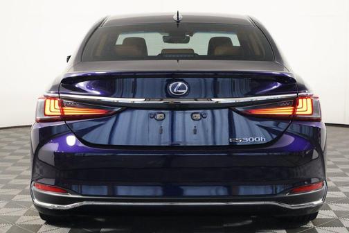 2022 Lexus ES 300h Premium