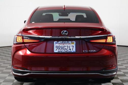 2025 Lexus ES 300h Premium