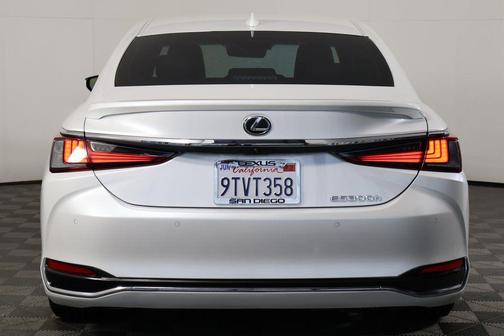 2025 Lexus ES 300h Luxury