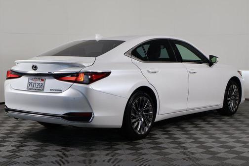 2025 Lexus ES 300h Luxury