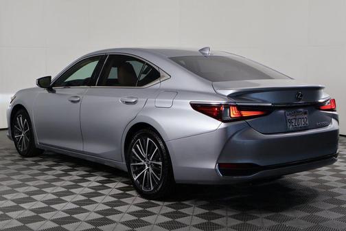 Iridium 2023 Lexus ES 300h Premium