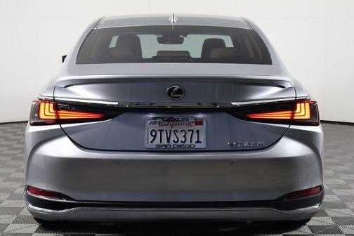 2025 Lexus ES 300h Premium