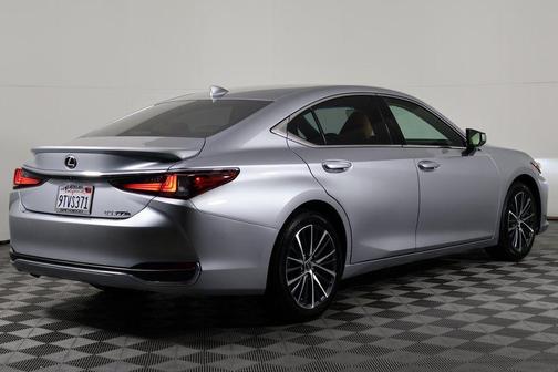 2025 Lexus ES 300h Premium