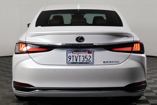 2025 Lexus ES 300h Luxury