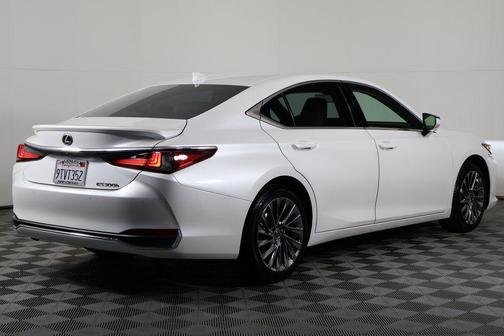 2025 Lexus ES 300h Luxury