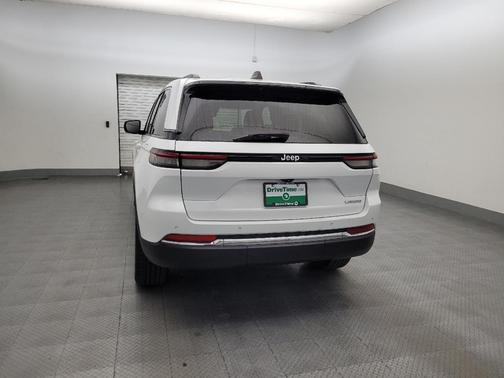 Bright White Clearcoat 2023 Jeep Grand Cherokee Laredo