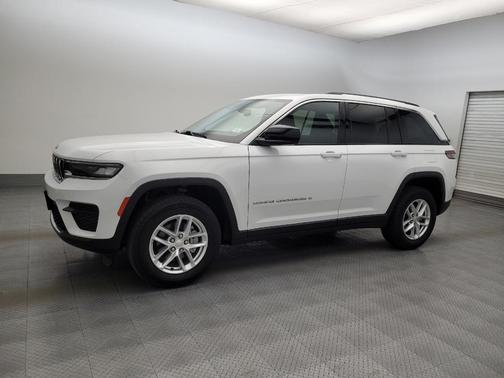Bright White Clearcoat 2023 Jeep Grand Cherokee Laredo