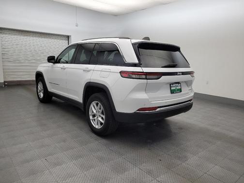 Bright White Clearcoat 2023 Jeep Grand Cherokee Laredo