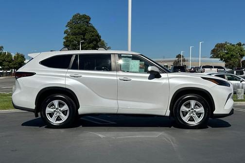 2024 Toyota Highlander LE